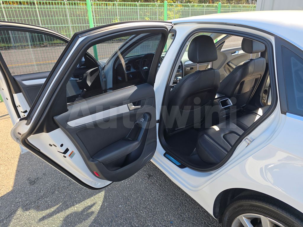 Audi New A4 SUNROOF+NAVI+S.KEY+NO ACCIDENT — снимка 17