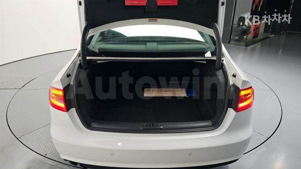 Audi A4 2.0 TDI Quattro(13Y~) — снимка 20