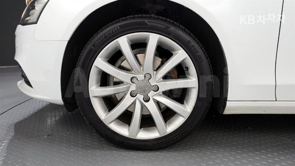 Audi A4 2.0 TDI Quattro(13Y~) — снимка 5