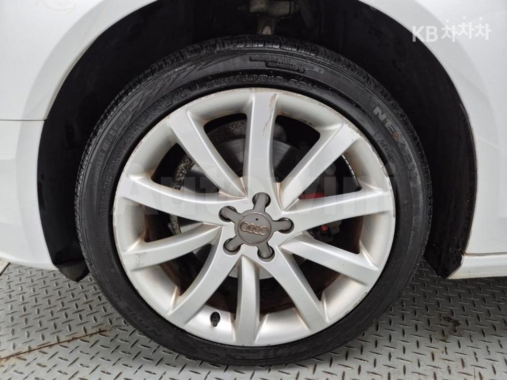 Audi A4 2.0 TDI (13Y~) — снимка 19